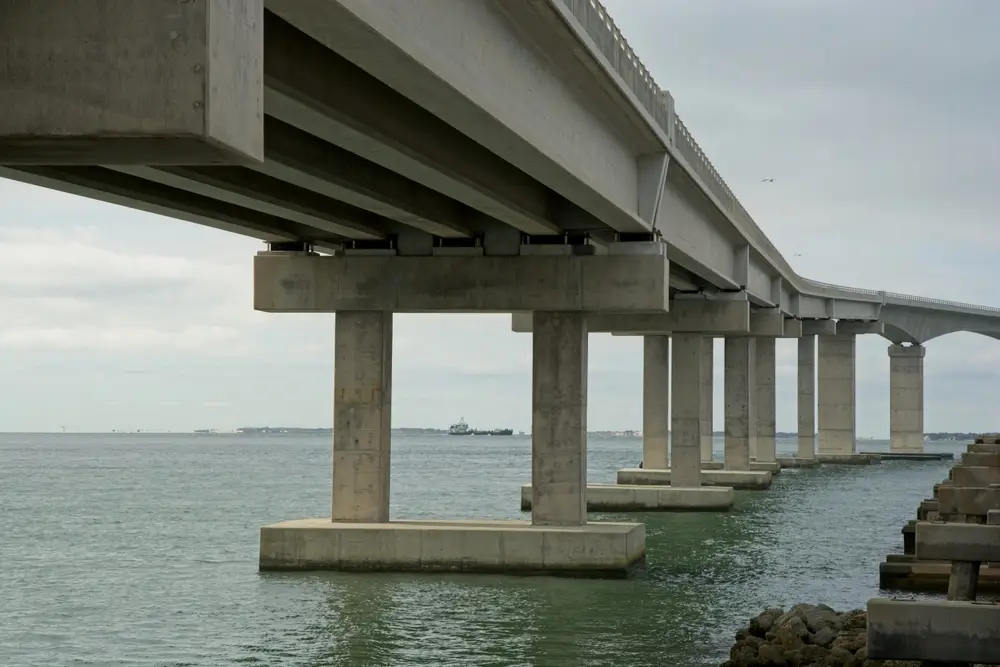 สะพานขนาดใหญ่ริมชายฝั่ง